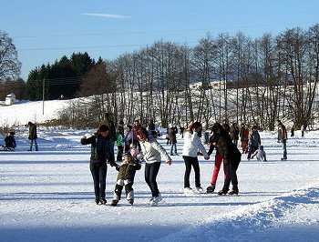Zugefrorener_See_mit_Personen.jpg
